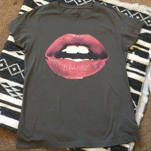 Sz L Design By Humans tee Lip Lips Print new